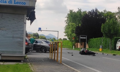 Incidente fra auto e moto, arriva l'ambulanza