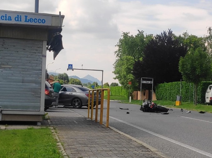 Incidente fra auto e moto, arriva l’ambulanza