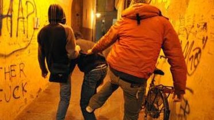 Minacce, botte e rapine con il coltello: tre minorenni arrestati