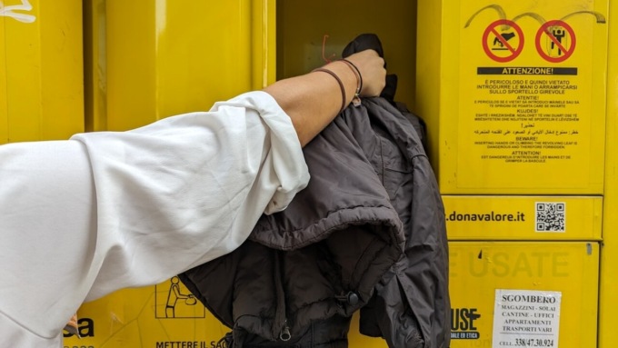 Muore soffocato nel cassonetto dei vestiti usati