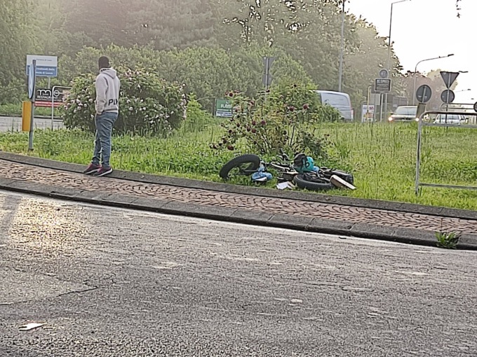 Urto fra un’auto e una bici, un ferito