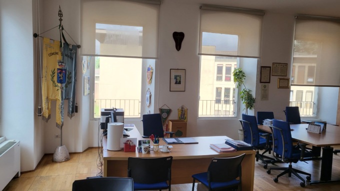 Mattia Salvioni nuovo sindaco di Merate, Massimo Panzeri gli cede l’ufficio