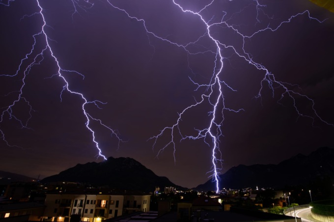 Le incredibili immagini della tempesta di fulmini di sabato sera
