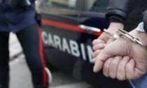 Tiene il figlio 39enne al guinzaglio, arrestato dai Carabinieri: "E' posseduto da un demone, poteva scappare"