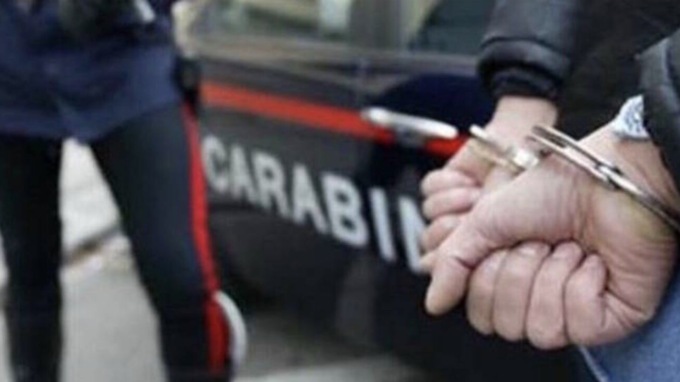 Tiene il figlio 39enne al guinzaglio, arrestato dai Carabinieri: “E’ posseduto da un demone, poteva scappare”