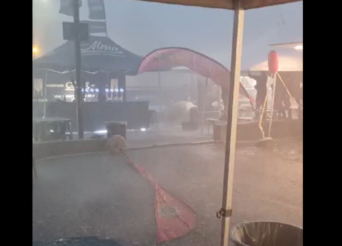 Bomba d’acqua, strade e piazze allagate, devastato lo street food I VIDEO DEI LETTORI