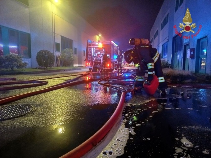 Incendio nella notte, devastato un capannone