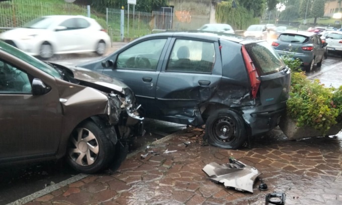 Maxi carambola tra auto, attimi di paura