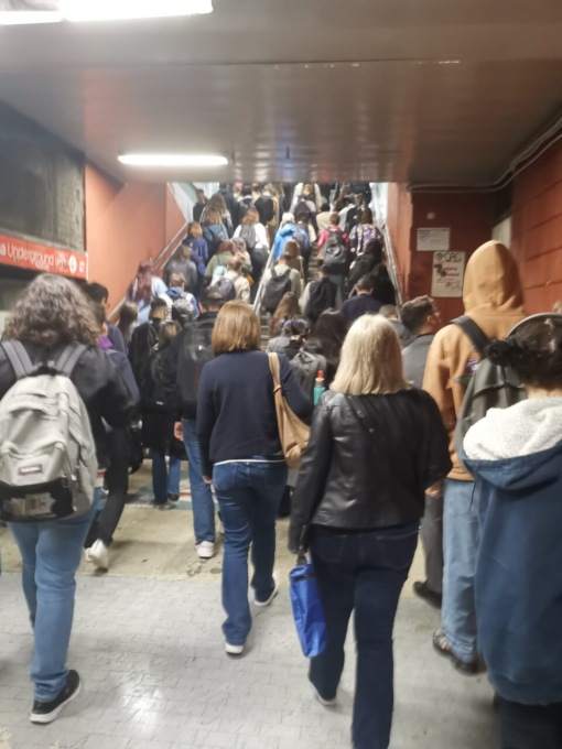 Treni cancellati e ritardi: mattina da incubo per i pendolari