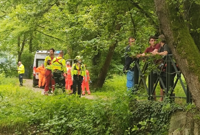 Cade nell’Adda al porto: soccorsi al lavoro per salvare una donna