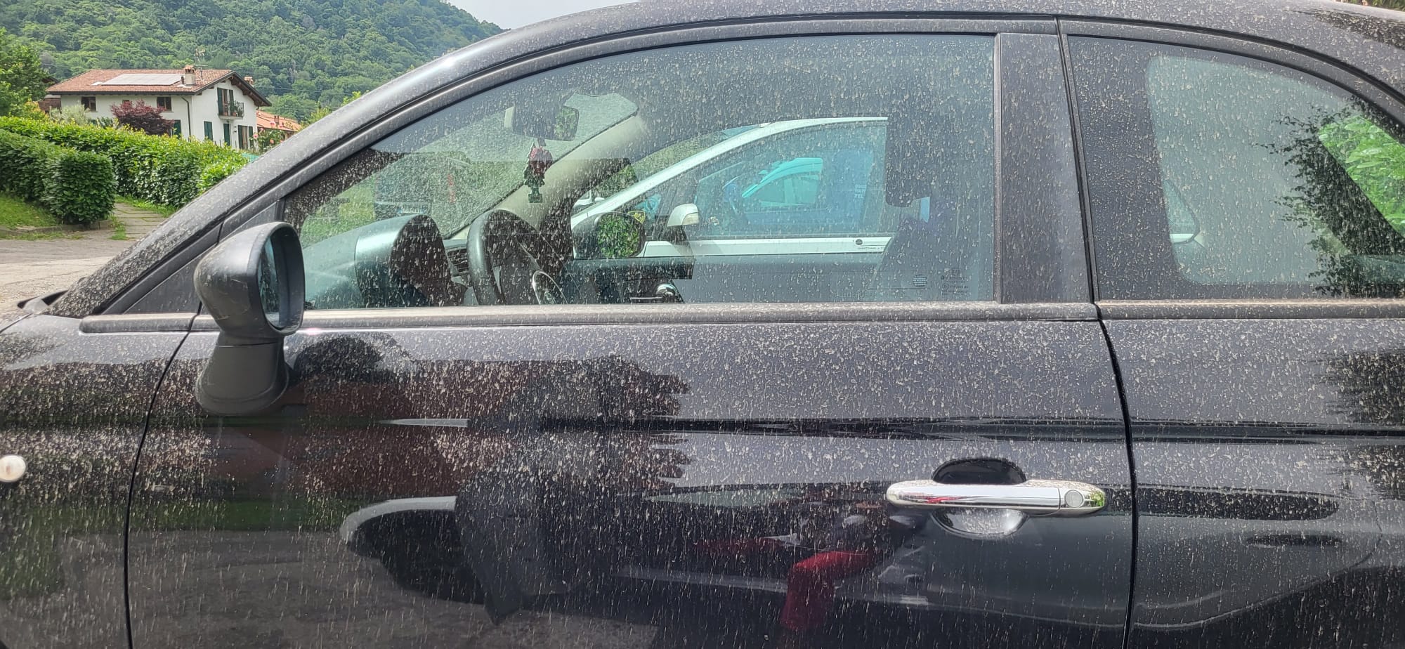 Lecco: terra rossa sulle auto dopo la pioggia