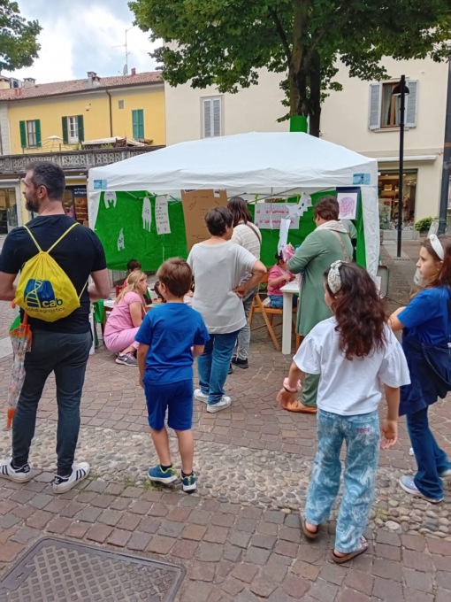 Vasco salta per la pioggia, ma gli hobbisti in piazza con Pro Loco convincono