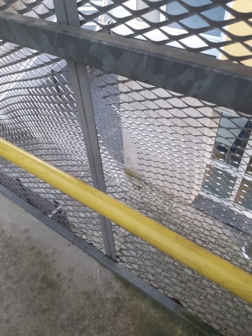 I vandali hanno danneggiato il sovrappasso di via Dante