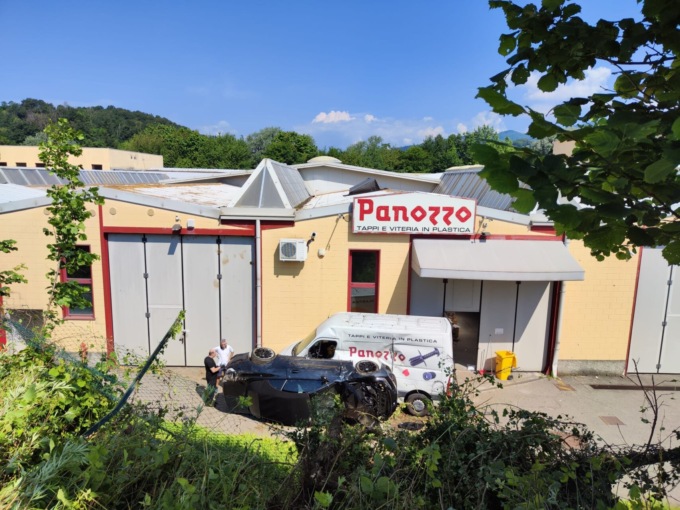 Auto si ribalta e carambola nel piazzale di un’azienda: feriti i due giovani a bordo