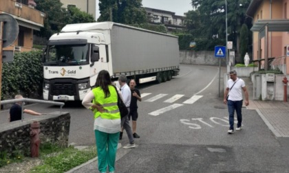 Tir bloccato sui tornanti di Tabiago, "salvato" dai residenti