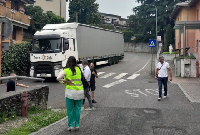 Tir bloccato sui tornanti di Tabiago, “salvato” dai residenti