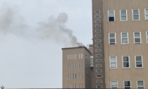 Ancora un incendio nel vecchio ospedale abbandonato, Vigili del fuoco al lavoro