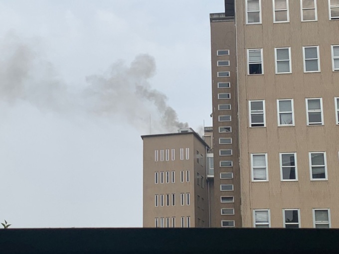 Ancora un incendio nel vecchio ospedale abbandonato, Vigili del fuoco al lavoro
