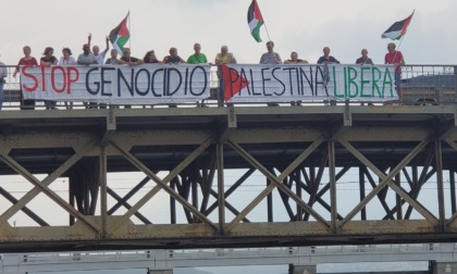 Manifestazione pro Gaza sul ponte di Paderno