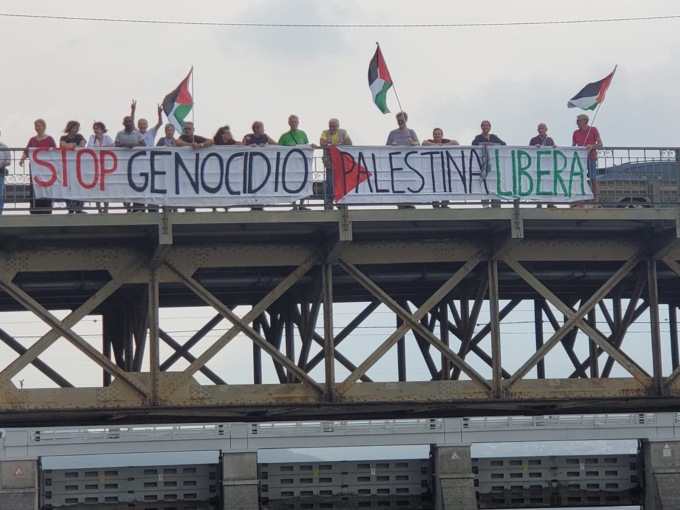 Manifestazione pro Gaza sul ponte di Paderno