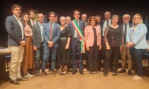 Merate, si è insediato il Consiglio comunale: il sindaco Mattia Salvioni giura sulla Costituzione FOTO E VIDEO