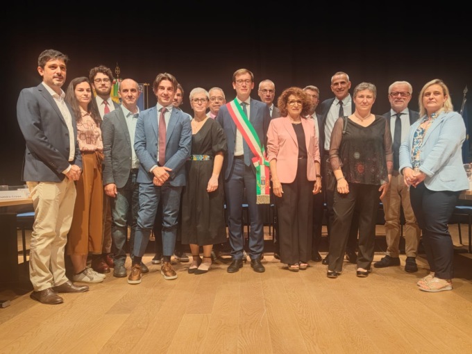 Merate, si è insediato il Consiglio comunale: il sindaco Mattia Salvioni giura sulla Costituzione FOTO E VIDEO