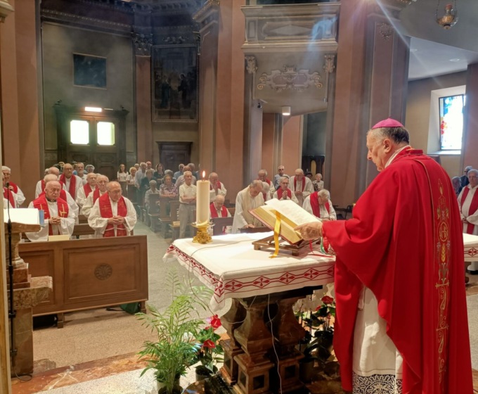 I preti ordinati nel 1964 uniti in preghiera alla Madonna del Bosco