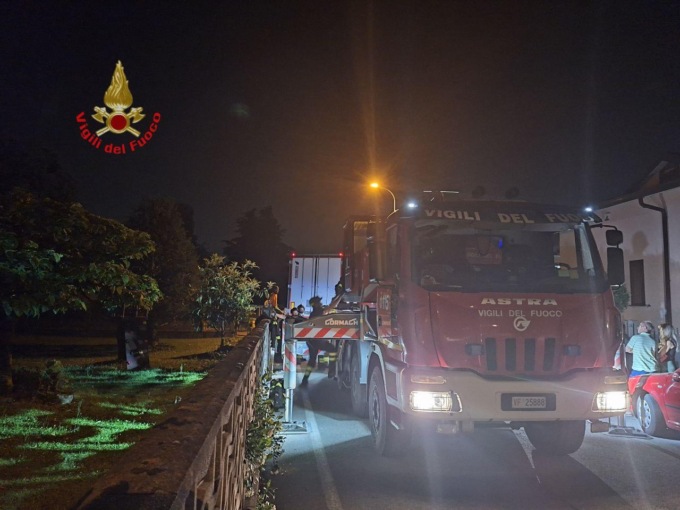 Verderio. Autoarticolato bloccato, l’intervento dei Vigili del fuoco