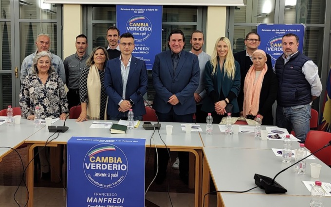 Elezioni Verderio, la versione di “Cambia”: “Bibliotecaria e manifesti, ecco chi sta barando…”