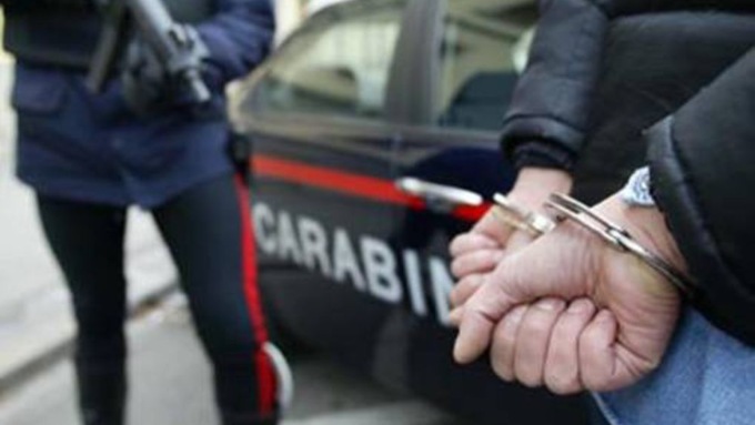 In auto con un chilo di cocaina: preso dai Carabinieri… mentre si fuma uno spinello