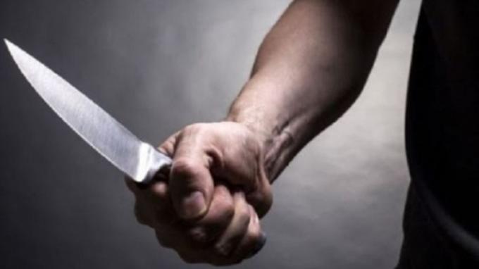 Accoltella il padre e un amico: prosciolto perché incapace di intendere e di volere