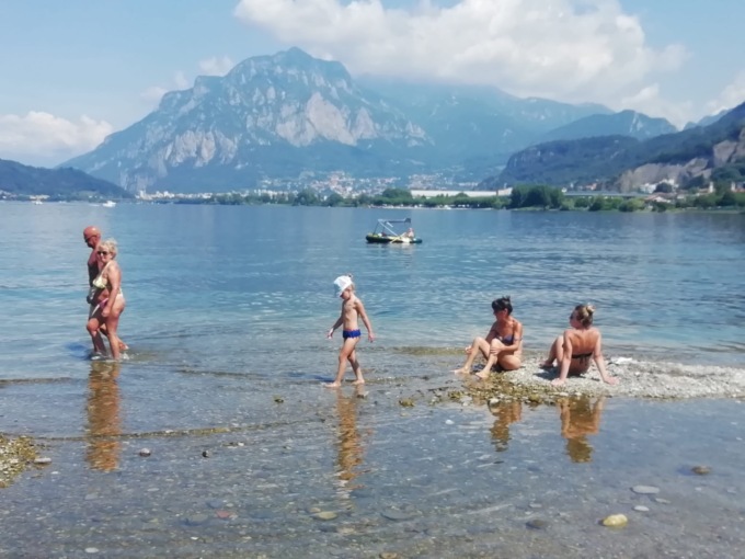 Torna il caldo: tutte balneabili le spiagge del nostro lago