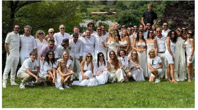 Ambrosini sceglie l’Isola dei Cipressi per rinnovare l’amore con la sua Paola