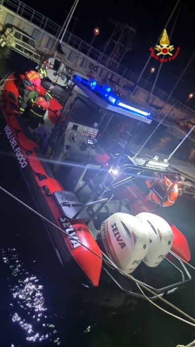 Vigili del fuoco in azione nella notte per due imbarcazioni in difficoltà durante il temporale