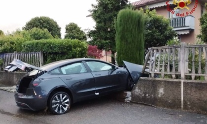 Si schianta con l'auto e finisce in un giardino LE FOTO