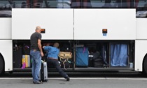 Incredibile: ventenne chiuso nel portabagagli del bus