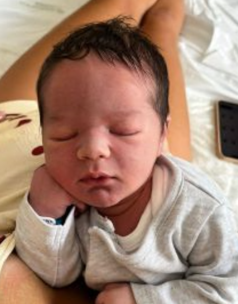 Quattro generazioni di donne accolgono la nascita del piccolo Elia