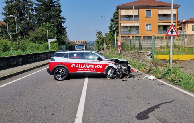 Schianto sulla SS342 Briantea: solo danni all’illuminazione pubblica