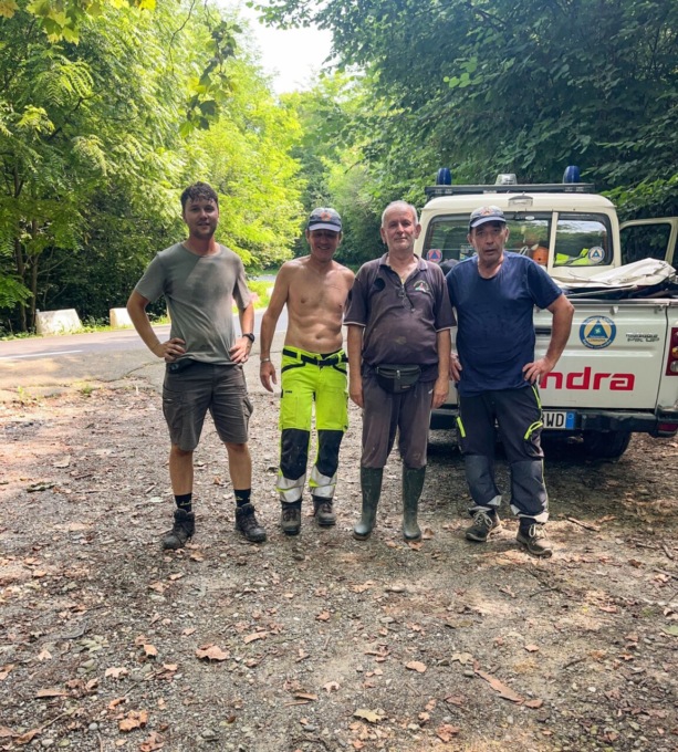 La Protezione civile non va in vacanza: pulizia dei sentieri a Lomagna