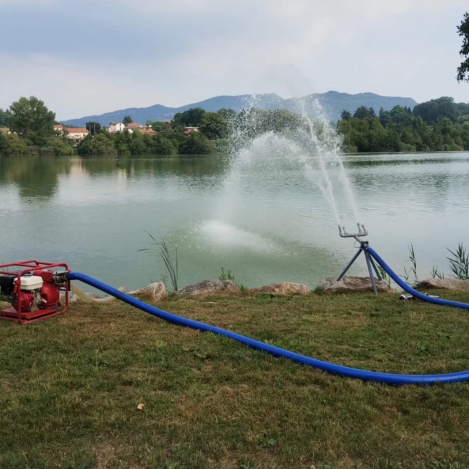 Lago di Sartirana, clima torrido: la Protezione Civile ossigena le acque