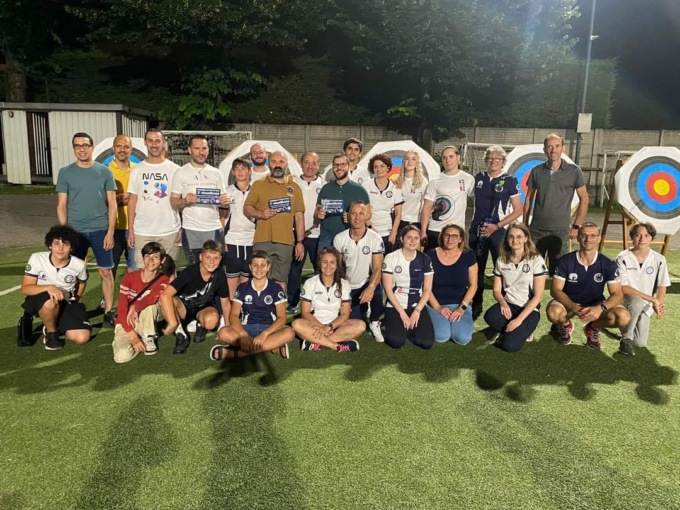 Rogoredo di notte, curiosi e appassionati si cimentano nel tiro con l’arco