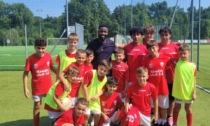Il campione della serie A Asamoah insieme ai giovani calciatori dell'As Montevecchia