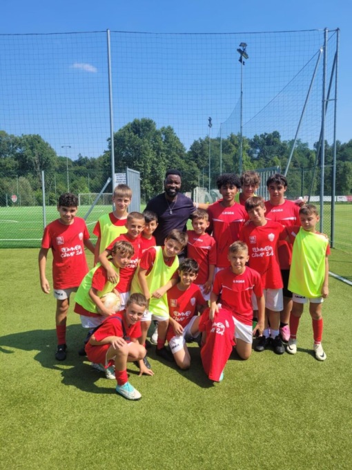 Il campione della serie A Asamoah insieme ai giovani calciatori dell’As Montevecchia