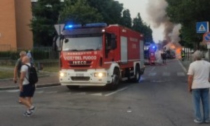 Autobus in fiamme, grande paura