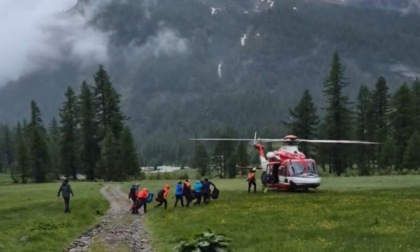 Bloccata al rifugio da una frana, escursionista evacuata in elicottero