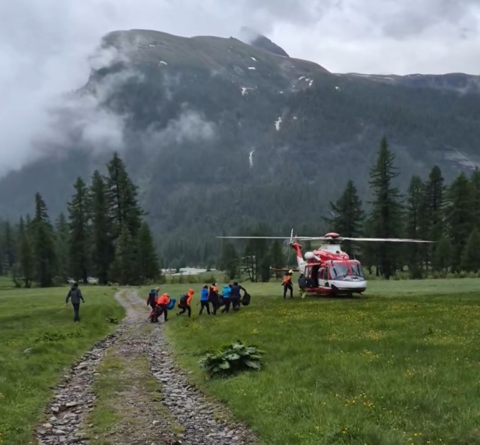 Bloccata al rifugio da una frana, escursionista evacuata in elicottero