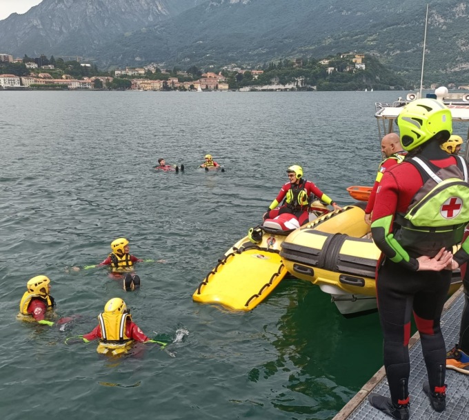 Soccorso con la idroambulanza sposo colpito da malore
