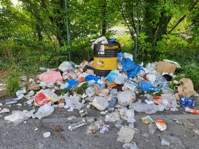 Discarica a cielo aperto in via Cartiera: “non se ne può più”