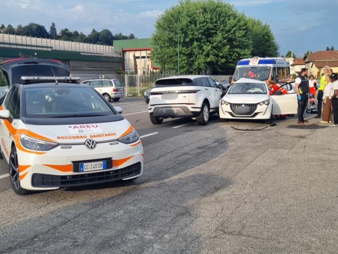 Schianto sulla SS342 Briantea: auto tamponata “decolla” e finisce contro un Suv