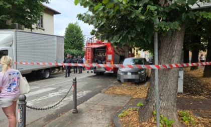 Crolla il parapetto di un balcone, soccorsi diversi operai in Brianza